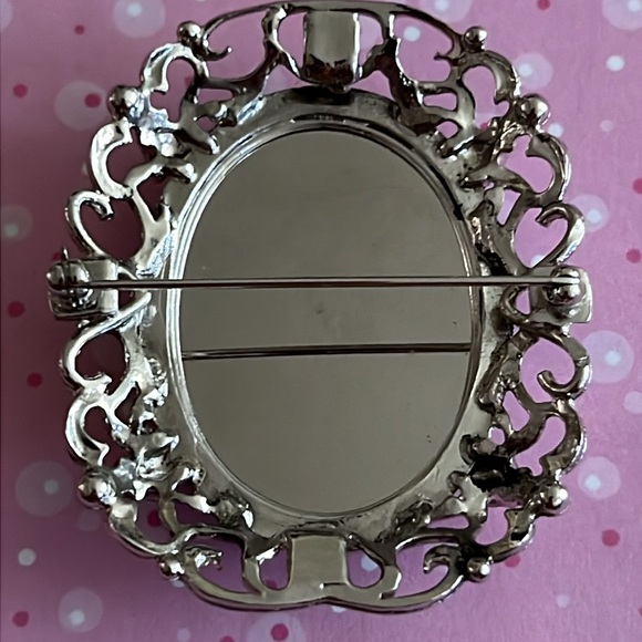 Vintage unsigned Whiting and Davis reverse intaglio silvertone filigree brooch - Picture 5 of 8